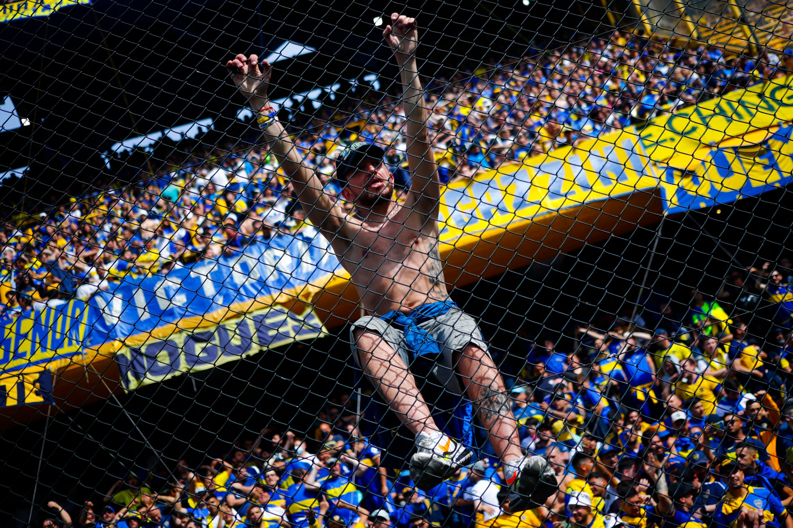 Fan de Boca Juniors en Argentina quedó casi desnudo y clavado en un alambre  de púas en pleno partido - La Opinión