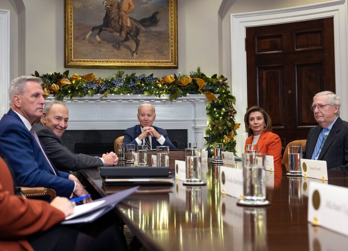 El presidente Biden se reunión con líderes republicanos (extrema izquierda y derecha) en noviembre pasado, tras las elecciones.