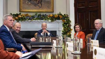 El presidente Biden se reunión con líderes republicanos (extrema izquierda y derecha) en noviembre pasado, tras las elecciones.