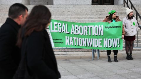 Activistas continúan defendiendo el derecho al aborto en Estados Unidos.