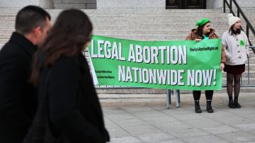 Activistas continúan defendiendo el derecho al aborto en Estados Unidos.
