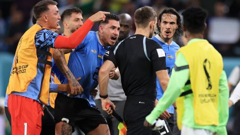 Jugadores de la selección de Uruguay haciendo reclamos al árbitro en Qatar 2022.