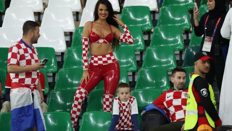 Miss Croacia, Ivana Knoll durante un partido de su selección en el Mundial de Qatar 2022.