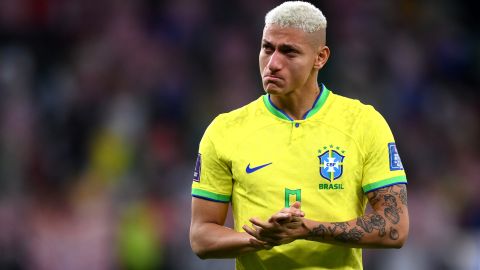 Richarlison llorando tras la eliminación de Brasil en Qatar 2022.