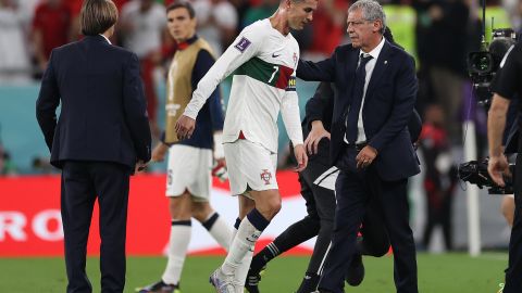 Cristiano Ronaldo y Fernando Santos tras la eliminación de Portugal en el Mundial de Qatar 2022.