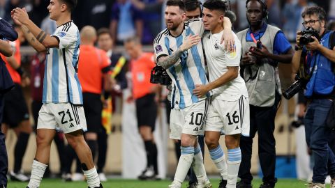 Lionel Messi (i) y Thiago Almada (d) tras ganar el Mundial Qatar 2022.