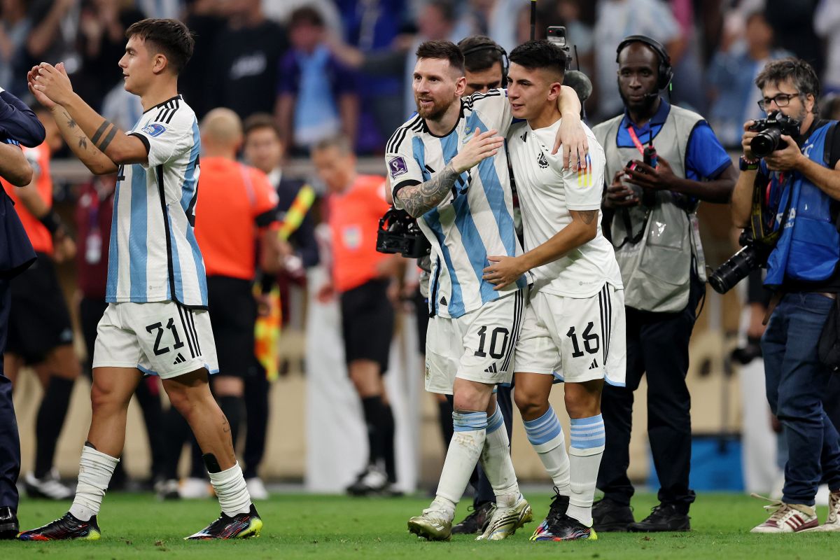 Lionel Messi (i) y Thiago Almada (d) tras ganar el Mundial Qatar 2022.