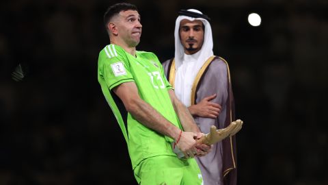 Emiliano 'Dibu' Martínez haciendo obsceno gesto en el Mundial de Qatar 2022.