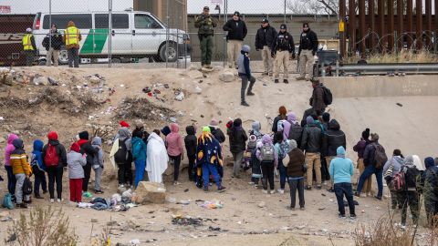 El cruce de inmigrantes en la frontera bajó con las nuevas medidas del presidente Biden.