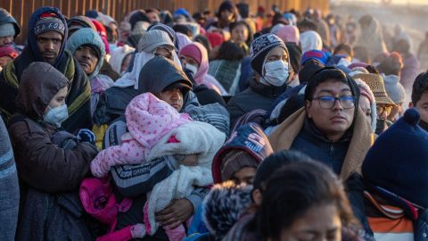 EE.UU. espera contener el arribo de miles de inmigrantes a su frontera terrestre.