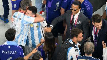 Salt Bae agarrando a Lionel Messi en la final de Qatar 2022.