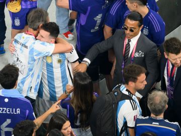 Salt Bae agarrando a Lionel Messi en la final de Qatar 2022.