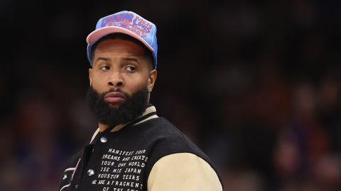 El atleta de la NFL Odell Beckham Jr. asiste al partido de la NBA entre los Phoenix Suns y los New Orleans Pelicans en el Footprint Center el 17 de diciembre de 2022 en Phoenix, Arizona.