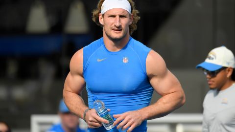 Joey Bosa antes de un partido de Los Angeles Chargers contra Los Angeles Rams en el SoFi Stadium el 1 de enero de 2023.