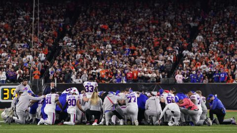 Jugadores rodeando a Damar Hamlin durante su lesión en la NFL.