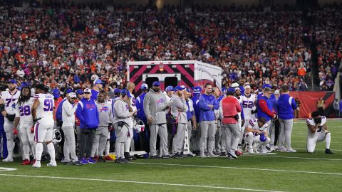 Conmoción en el partido entre Buffalo Bills y Cincinnati Bengals por la dramática lesión de Damar Hamlin.