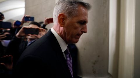 Kevin McCarthy enfrenta dificultades para aglutinar los votos de su propio partido.