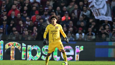 Guillermo Ochoa recibió 2 goles en su debut.