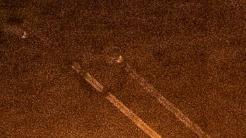 Policías vigilan a inmigrantes entrando a un refugio en El Paso en enero de 2023.