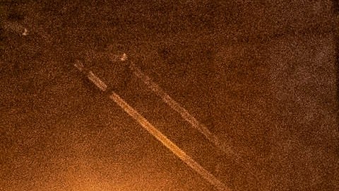 Policías vigilan a inmigrantes entrando a un refugio en El Paso en enero de 2023.