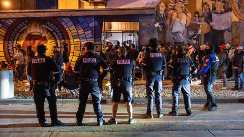 Policías vigilan a inmigrantes entrando a un refugio en El Paso en enero de 2023.