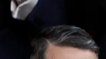 Kevin McCarthy es felicitado por legisladores republicanos tras ser electo.