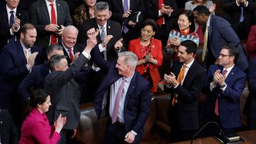 Kevin McCarthy es felicitado por legisladores republicanos tras ser electo.