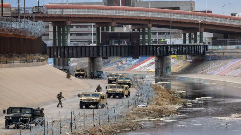 Miembros de la Guardia Nacional de Texas custodian la frontera con México.