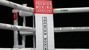 Esquina de un rig de boxeo durante el combate de Gervonta Davis y Héctor Luis García.