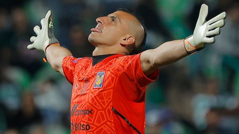 Nahuel Guzmán durante el partido entre Tigres UANL y Santos Laguna.