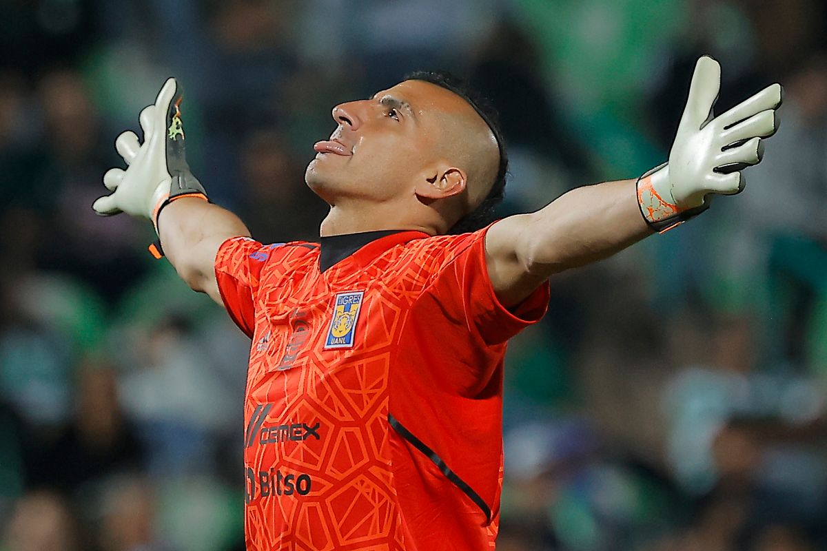 Nahuel Guzmán durante el partido entre Tigres UANL y Santos Laguna. 