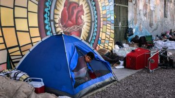 Inmigrantes en un refugio improvisado en la calle en El Paso, Texas.