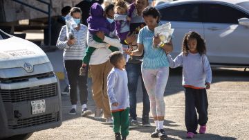 Familias migrantes rechazadas en la frontera regresan a México.
