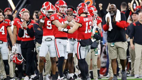 Jugadores de Georgia Bulldogs celebran en el SoFi Stadium.