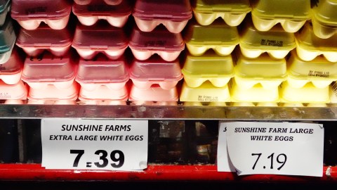 Un brote de influenza aviar ha provocado una escasez de huevos en Estados Unidos.