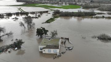 Una casa sumergida por la inundación causada por el río Salinas el 13 de enero de 2023 en California.