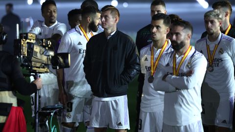 Los jugadores del Real Madrid ven festejar a los del FC Barcelona tras ganarles la Supercopa de España 2023.