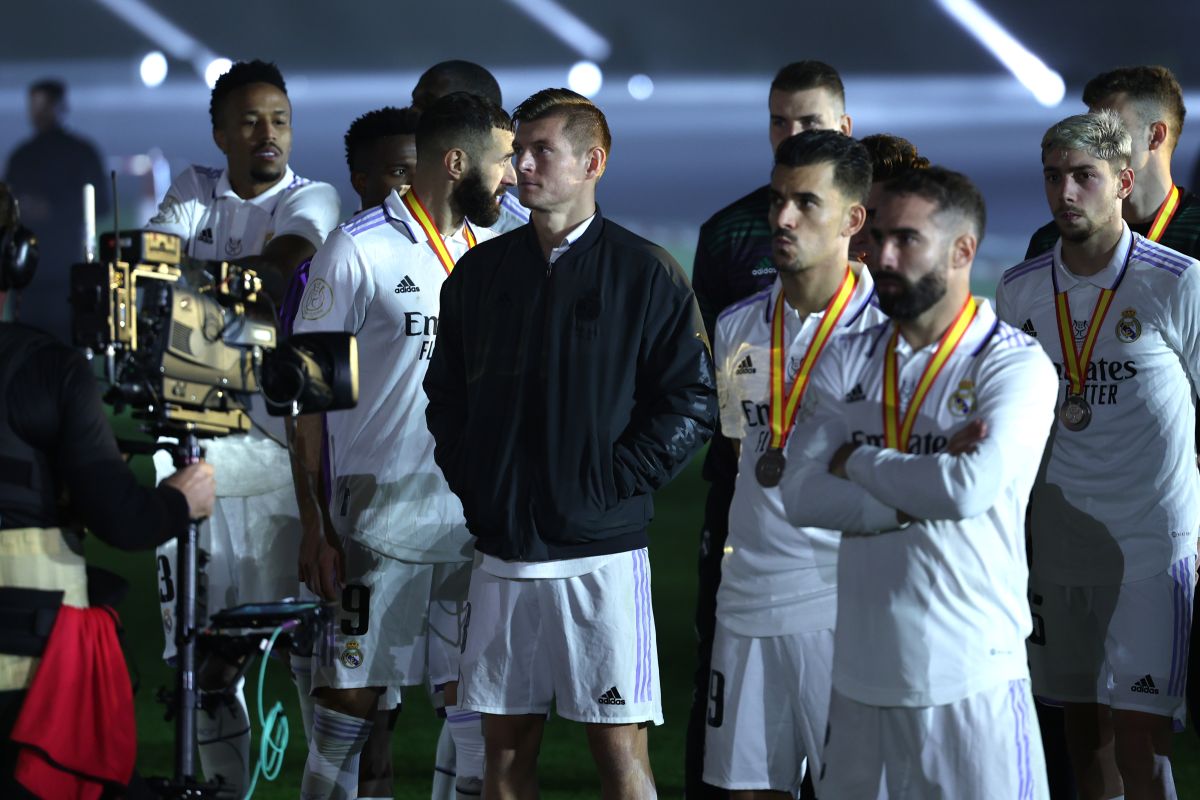 Los jugadores del Real Madrid ven festejar a los del FC Barcelona tras ganarles la Supercopa de España 2023.