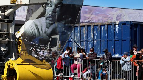 Videos muestran momento del tiroteo en desfile de Florida por Martin Luther King que dejó un muerto y varios heridos