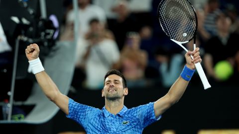 Novak Djokovic celebra su victoria.