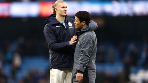 Erling Haaland saludando a un jugador del Wolverhampton.