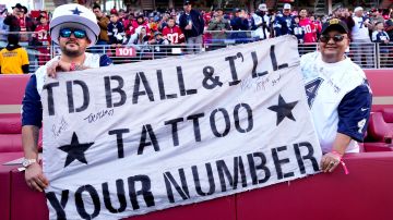 Fanáticos de los Dallas Cowboys posan para una foto antes de un juego contra los 49ers de San Francisco.