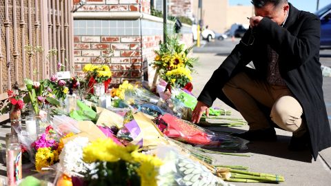 El alcalde de Monterey Park, Henry Lo, se arrodilla en un homenaje en el lugar de un tiroteo masivo.