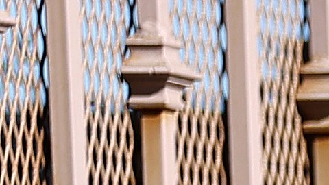 Vecinos llegan a dejar flores y veladoras en honor a las víctimas de la masacre.