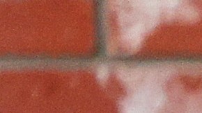 Kamala Harris ante las fotos de las víctimas en el monumento fuera del Star Ballroom Dance Studio.