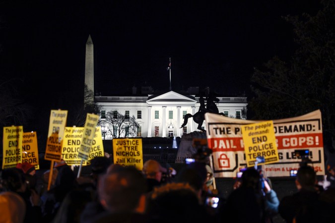 Una protesta contra el asesinato policial de Tire Nichols cerca de la Casa Blanca el 27 de enero de 2023.