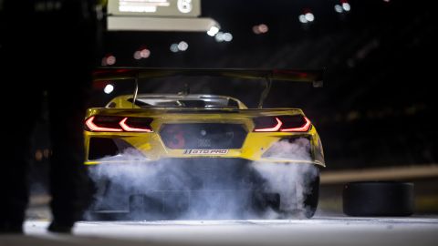 El Corvette Racing Corvette C8.R n.º 3 de Antonio García, Tommy Milner y Jordan Taylor se quema al salir del pit lane durante la Rolex 24.