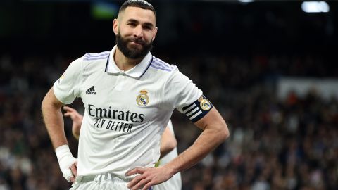 Karim Benzema, incrédulo porque su equipo no pudo superar el muro defensivo.