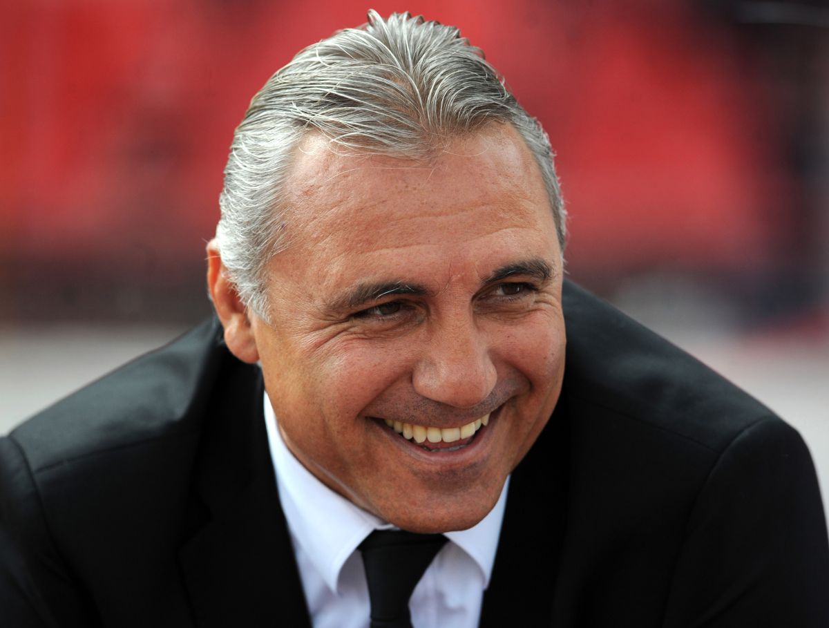  Hristo Stoichkov observando un partido de la liga búlgara. 