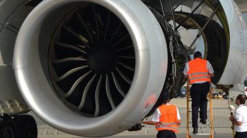 Empleado en aeropuerto de Alabama muere al ser succionado por motor de avión de American Airlines